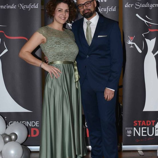 Bild enthält, Fashion, Adult, Female, Person, Woman, Male, Man, Formal Wear, Face, Coat