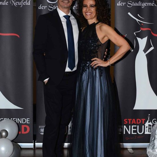 Bild enthält, Fashion, Adult, Female, Person, Woman, Male, Man, Premiere, Formal Wear, Face