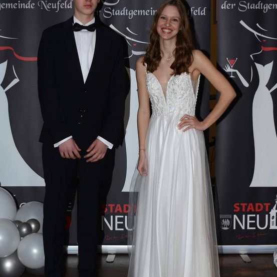 Bild enthält, Fashion, Formal Wear, Suit, Dress, Adult, Male, Man, Person, Gown, Wedding Gown