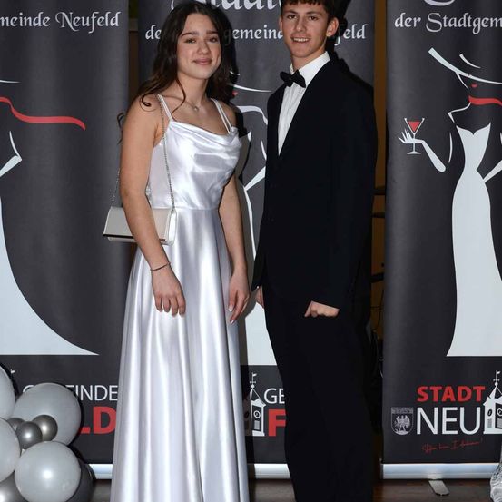 Bild enthält, Fashion, Formal Wear, Adult, Female, Person, Woman, Dress, Male, Man, Suit