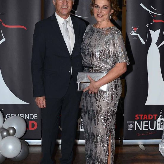 Bild enthält, Fashion, Adult, Female, Person, Woman, Lady, Male, Man, Wallet, Face