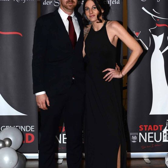 Bild enthält, Fashion, Adult, Female, Person, Woman, Male, Man, Premiere, Formal Wear, Face