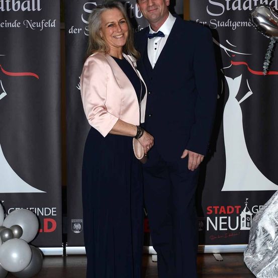 Bild enthält, Fashion, Adult, Female, Person, Woman, Lady, Formal Wear, Suit, Male, Man