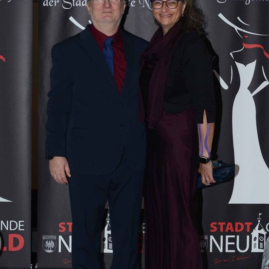 Bild enthält, Fashion, Adult, Female, Person, Woman, Male, Man, Coat, Face, Glasses