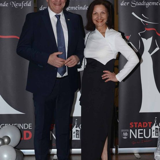 Bild enthält, Fashion, Lady, Person, Adult, Male, Man, Female, Woman, Tie, Face