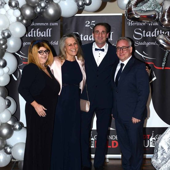 Bild enthält, Adult, Female, Person, Woman, People, Fashion, Balloon, Suit, Groupshot, Man