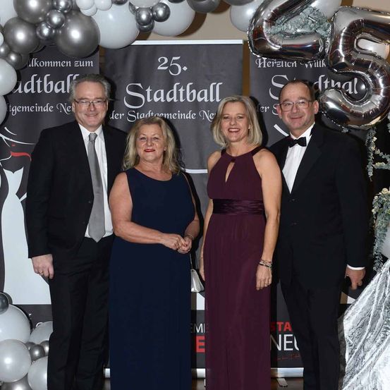 Bild enthält, Fashion, People, Person, Adult, Female, Woman, Male, Man, Balloon, Formal Wear