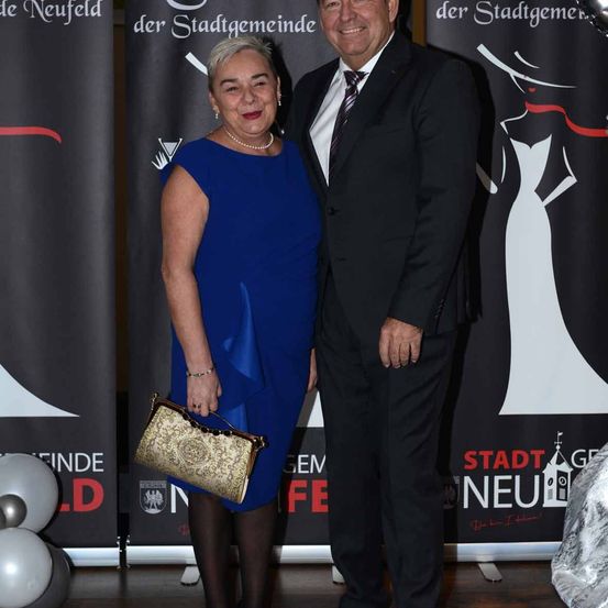 Bild enthält, Fashion, Handbag, Shoe, Adult, Male, Man, Person, Female, Woman, Suit