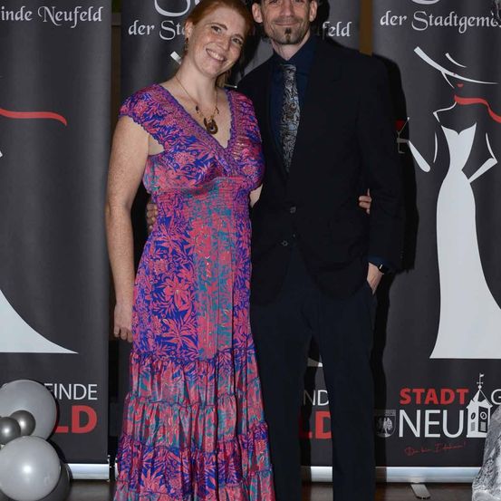 Bild enthält, Fashion, Adult, Female, Person, Woman, Formal Wear, Dress, Face, Coat, Premiere