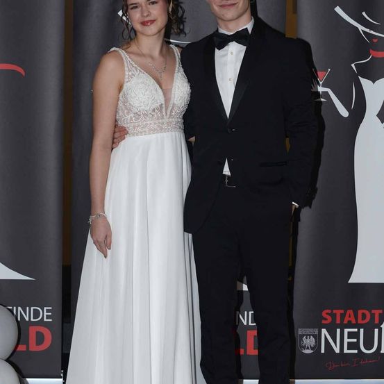 Bild enthält, Fashion, Formal Wear, Adult, Bride, Female, Person, Woman, Suit, Dress, Premiere