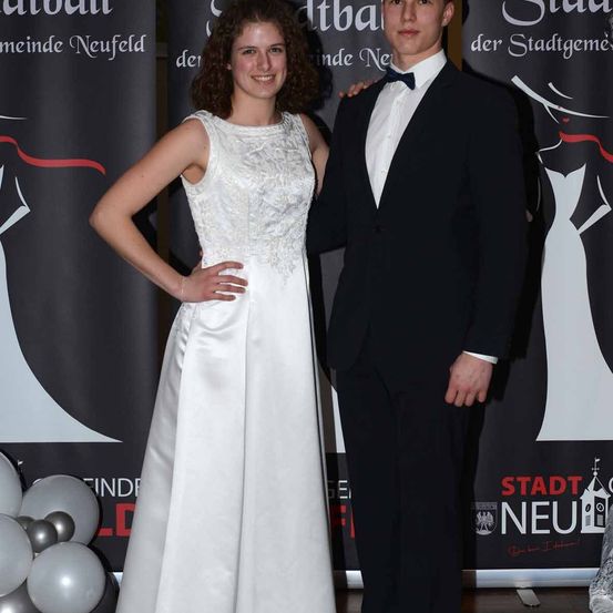 Bild enthält, Fashion, Dress, Formal Wear, Adult, Female, Person, Woman, Male, Man, Suit