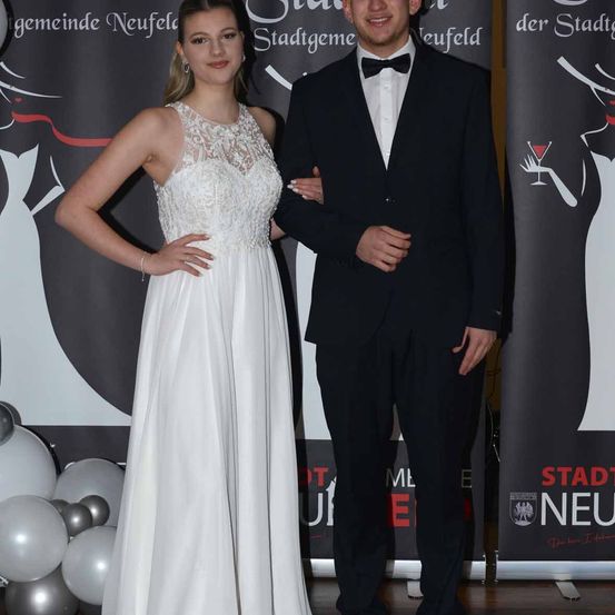 Bild enthält, Fashion, Formal Wear, Suit, Adult, Male, Man, Person, Dress, Wedding Gown, Bridegroom