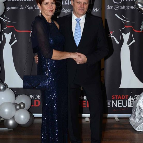 Bild enthält, Fashion, Adult, Male, Man, Person, Formal Wear, Suit, Premiere, Face, Coat