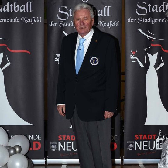 Bild enthält, Adult, Male, Man, Person, Coat, Formal Wear, Suit, Crowd, Tie, Standing