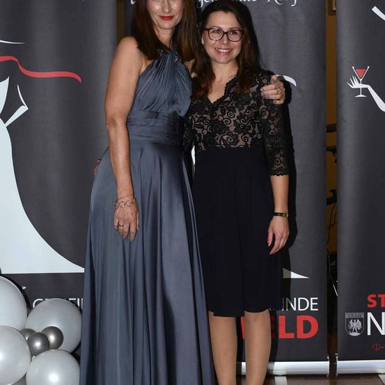 Bild enthält, Fashion, Adult, Female, Person, Woman, Dress, Formal Wear, Evening Dress, Face, Glasses