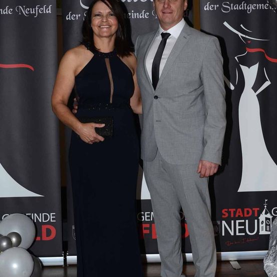 Bild enthält, Fashion, Adult, Female, Person, Woman, Formal Wear, Suit, Coat, Face, Premiere