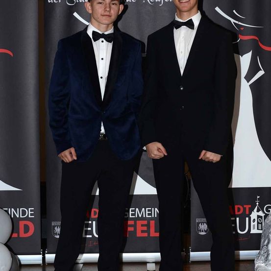 Bild enthält, Formal Wear, Suit, Tuxedo, Fashion, Adult, Male, Man, Person, Tie, Coat