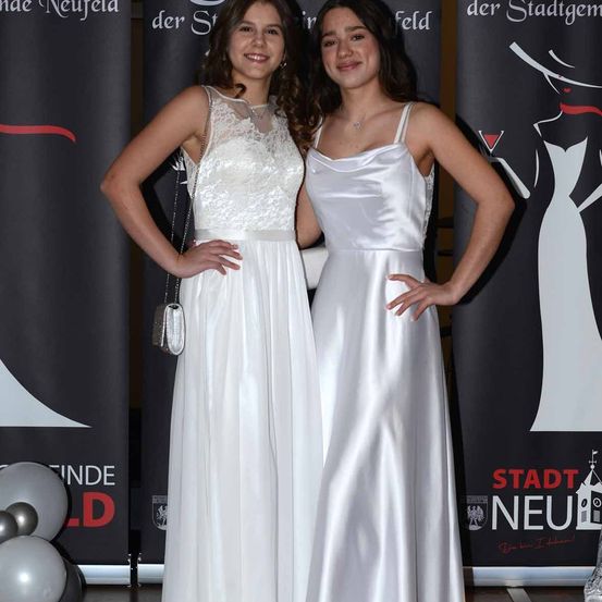 Bild enthält, Fashion, Dress, Formal Wear, Gown, Adult, Female, Person, Woman, Wedding Gown, Evening Dress