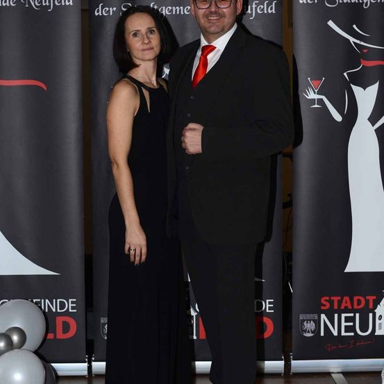 Bild enthält, Fashion, Adult, Female, Person, Woman, Formal Wear, Suit, Coat, Face, Shoe