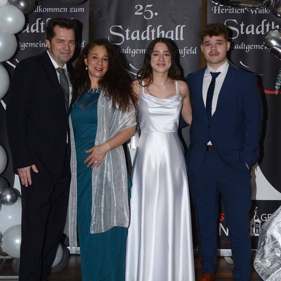 Bild enthält, Fashion, People, Person, Adult, Female, Woman, Male, Man, Groupshot, Dress