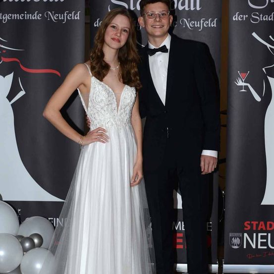 Bild enthält, Fashion, Formal Wear, Adult, Male, Man, Person, Dress, Suit, Wedding Gown, Coat