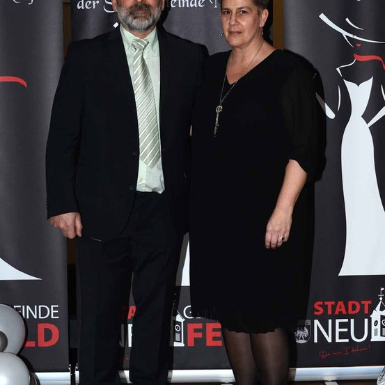 Bild enthält, Fashion, Adult, Male, Man, Person, Coat, Tie, Face, Shoe, Necklace