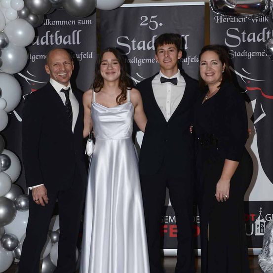 Bild enthält, Adult, Female, Person, Woman, Fashion, People, Formal Wear, Suit, Bride, Man