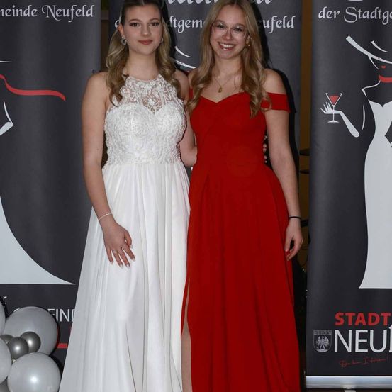 Bild enthält, Fashion, Clothing, Dress, Formal Wear, Gown, Wedding, Wedding Gown, Person, Face, Head