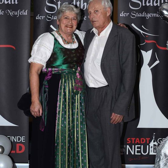 Bild enthält, Lady, Person, Fashion, Adult, Male, Man, Female, Woman, Face, Coat