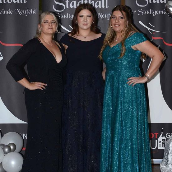 Bild enthält, Fashion, Dress, Adult, Female, Person, Woman, Evening Dress, Formal Wear, Face, Necklace