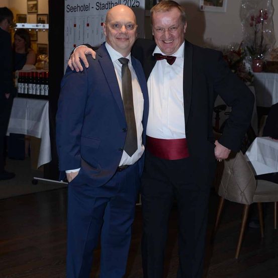 Bild enthält, Blazer, Coat, Jacket, Formal Wear, Suit, Tie, Pants, Tuxedo, Person, Portrait