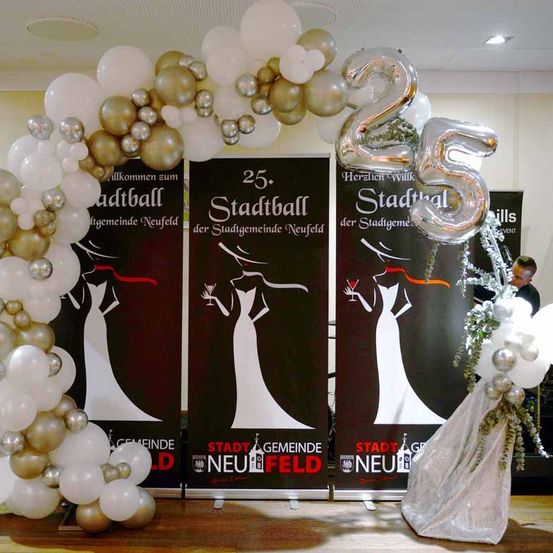 Bild enthält, People, Person, Adult, Bride, Female, Woman, Balloon, Coat, Shop, Photo Booth