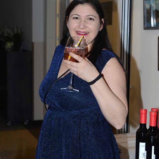 Bild enthält, Beverage, Alcohol, Drinking, Person, Drinking Alcohol