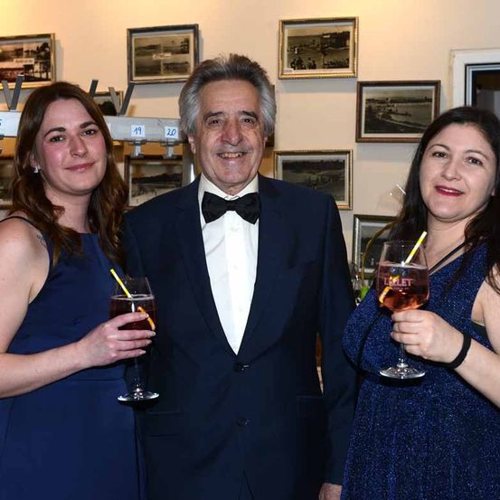 Bild enthält, Formal Wear, Suit, Adult, Female, Person, Woman, Male, Man, Blazer, Photo Frame