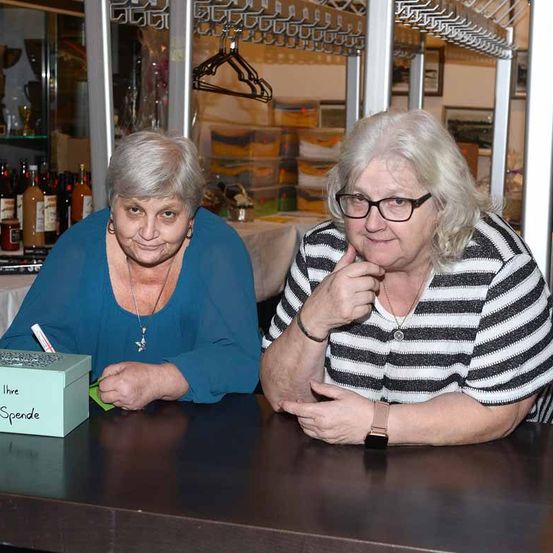 Bild enthält, Pub, Adult, Female, Person, Woman, Table, Face, Head, Bar Counter, Glasses