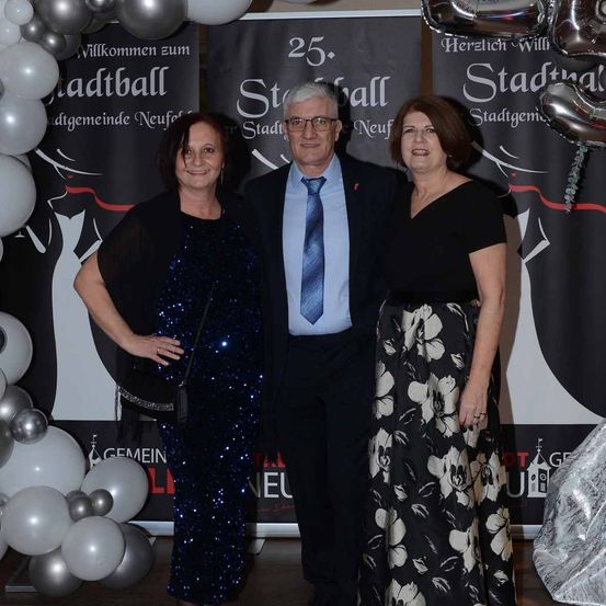 Bild enthält, Fashion, Adult, Female, Person, Woman, People, Male, Man, Tie, Balloon