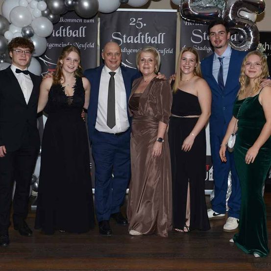 Bild enthält, People, Person, Formal Wear, Dress, Adult, Female, Woman, Evening Dress, Balloon, Groupshot