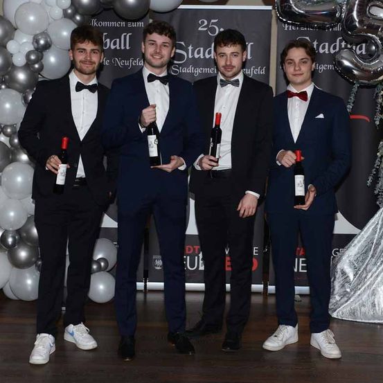 Bild enthält, Formal Wear, Suit, People, Person, Groupshot, Adult, Male, Man, Tie, Face