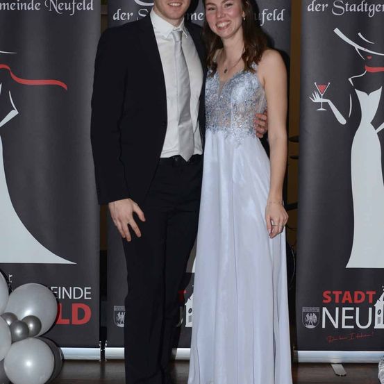 Bild enthält, Fashion, Formal Wear, Adult, Female, Person, Woman, Dress, Suit, Face, Tie