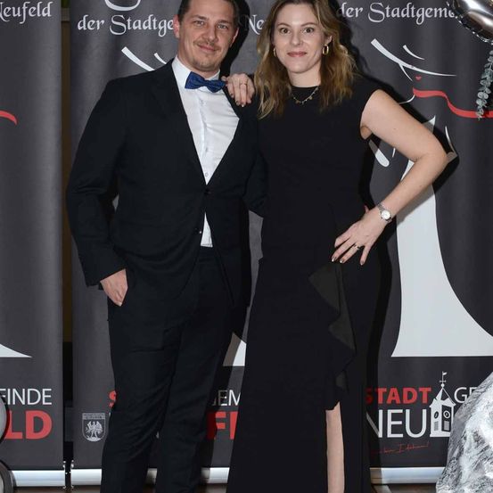 Bild enthält, Fashion, Adult, Female, Person, Woman, Male, Man, Photobombing, Suit, Coat