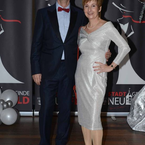 Bild enthält, Fashion, Shoe, Adult, Female, Person, Woman, Formal Wear, Bride, Suit, Lady