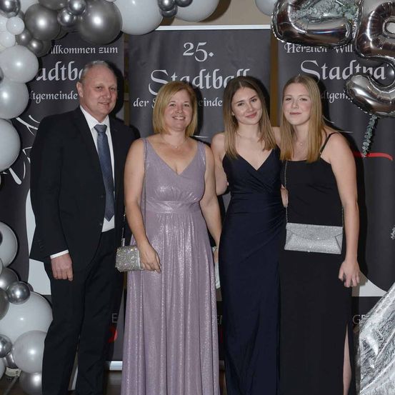 Bild enthält, People, Person, Adult, Female, Woman, Dress, Fashion, Formal Wear, Groupshot, Man