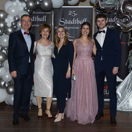 Bild enthält, People, Person, Formal Wear, Dress, Fashion, Balloon, Suit, Adult, Female, Woman