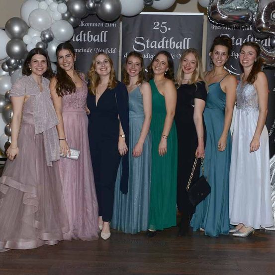 Bild enthält, Dress, Formal Wear, Evening Dress, People, Person, Balloon, Adult, Bride, Female, Woman