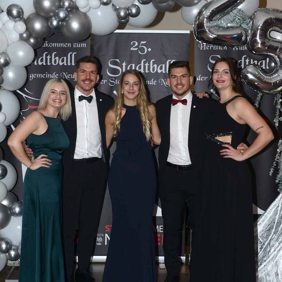 Bild enthält, Adult, Female, Person, Woman, Dress, Formal Wear, People, Fashion, Male, Man