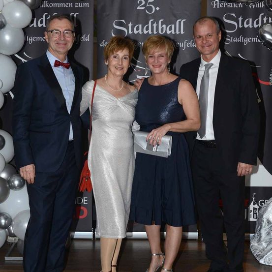 Bild enthält, Fashion, Adult, Female, Person, Woman, People, Male, Man, Blazer, Shoe