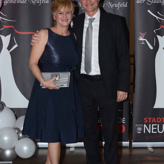 Bild enthält, Fashion, Shoe, People, Person, Lady, Wallet, Formal Wear, Balloon, Suit, Tie