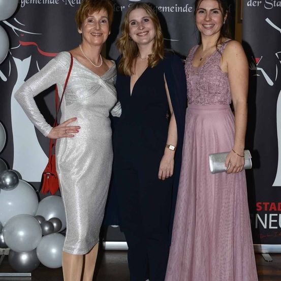 Bild enthält, Fashion, Adult, Female, Person, Woman, Dress, Photobombing, Formal Wear, Evening Dress, Face