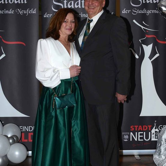 Bild enthält, Fashion, Coat, Formal Wear, Suit, Jacket, People, Person, Balloon, Adult, Man