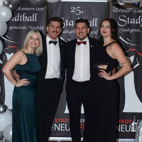 Bild enthält, Fashion, Formal Wear, Suit, Adult, Female, Person, Woman, Male, Man, People